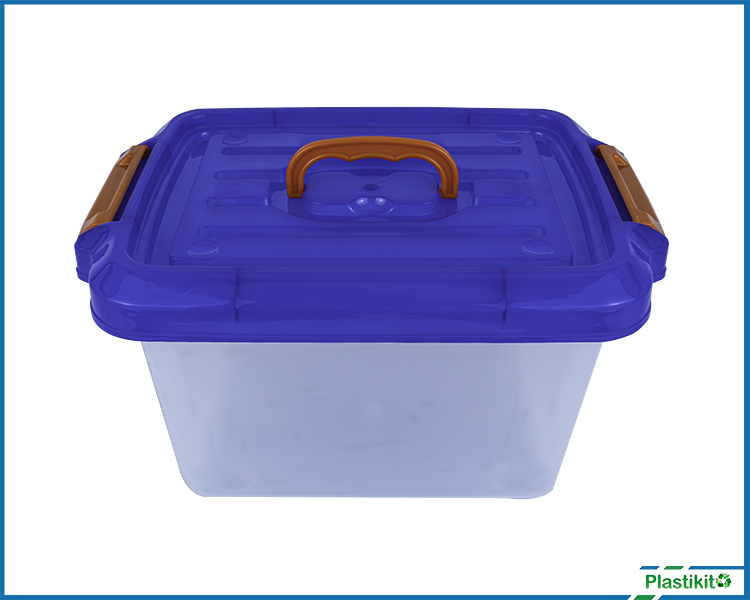 Caja plástica multiusos de diversos colores con capacidad de 20 litros.